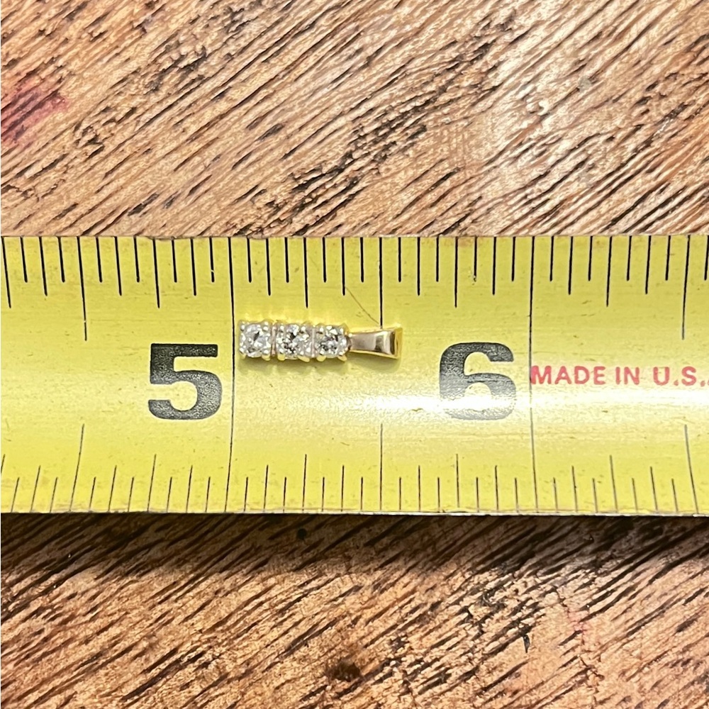 Elegant 10K Gold Round Natural Diamond Pendant 0.13ct Approx. - Picture 4 of 5